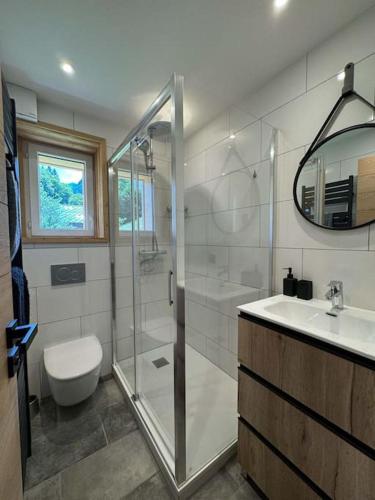une salle de bain avec une douche, un lavabo et des toilettes dans l'établissement Picot Apartment, à Morzine