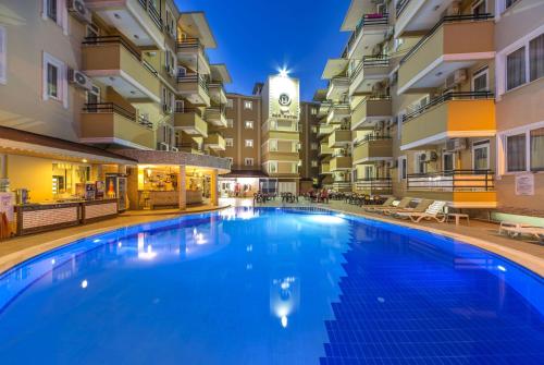 Kolam renang di atau dekat dengan Kleopatra Ada Hotel