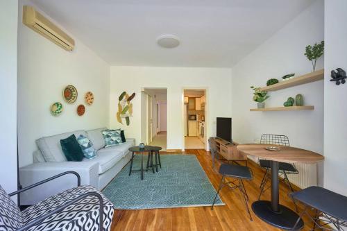 ein Wohnzimmer mit Sofa und Tisch in der Unterkunft Cozy Cute 1 Bed1bath Bebek Private Terrace! #75 in Istanbul