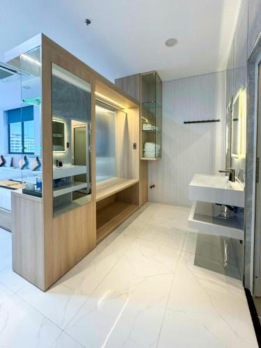 a bathroom with a sink and a mirror at KHÁCH SẠN 101 CẦN THƠ in Can Tho
