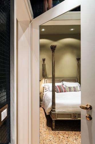 a bedroom with a bed in a room at Hotel Heureka in Venice