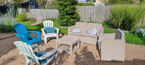 a group of chairs and furniture in a yard at L'étoile du matin in Terville