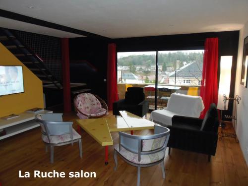 Elle comprend un salon meublé et une grande fenêtre. dans l'établissement L'Atelier Workshop, à Loches