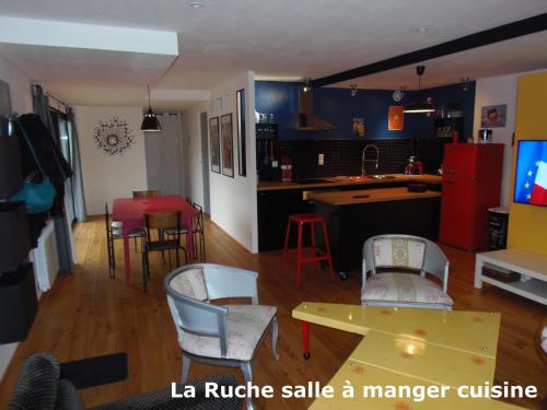 une cuisine et un salon avec une table et des chaises dans l'établissement L'Atelier Workshop, à Loches