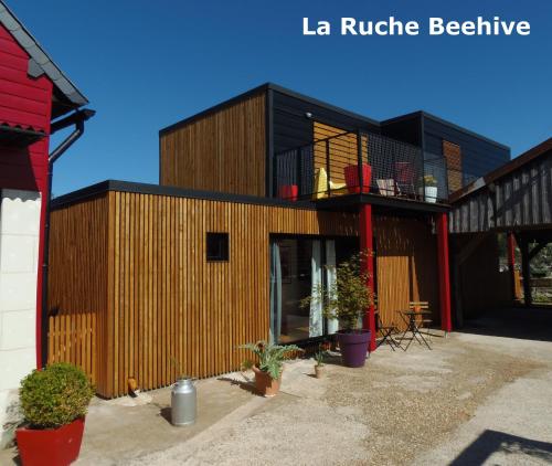 une maison avec un bardage en bois et un balcon dans l'établissement L'Atelier Workshop, à Loches