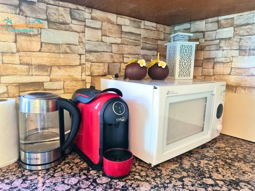 a coffee maker and a microwave on a counter at Family-TIME בית פרטי לנופש משפחתי באילת in Eilat