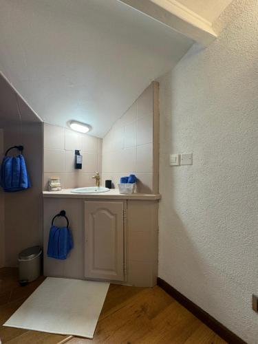 La petite salle de bains est pourvue d'un lavabo et de serviettes bleues. dans l'établissement Duplex proche port de Nice, à Nice
