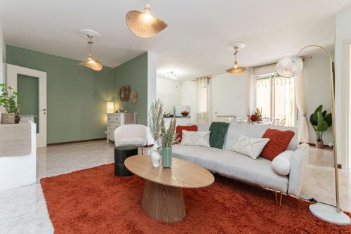 a living room with a white couch and a table at Méditerranée - 200m dal Mare, Parcheggio Privato, Idromassaggio in Imperia