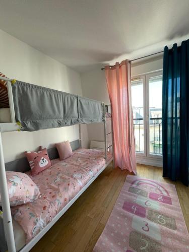 une chambre avec un lit superposé et une fenêtre dans l'établissement Apartamento en Val d'erurope, à Chessy