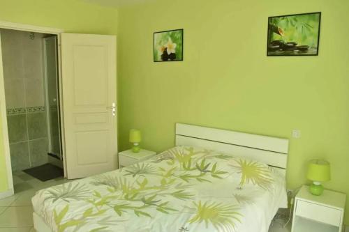 une chambre avec un lit et deux lampes et une douche dans l'établissement Maison spacieuse à Courtils, à Courtils