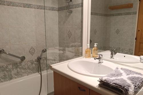 une salle de bain avec un lavabo et une douche dans l'établissement Joli appartement situé à l'entrée du Val Claret, à Tignes