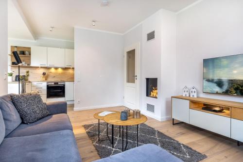 青斯特FeWo Brede Zingst的带沙发和桌子的客厅