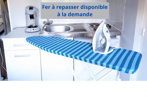 a kitchen with a washing machine with a blue towel at Grands Studios Maillochon accès Gare de Poitiers et Centre ville à Pieds in Poitiers