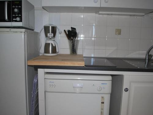 - une cuisine avec un comptoir et une cafetière dans l'établissement T2 au Lavandou, 4 pers, accès plage, Wi-Fi, clim, parking - FR-1-803-62, au Lavandou