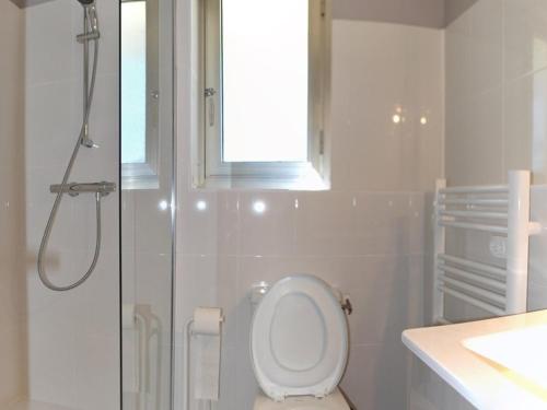 La salle de bains est pourvue d'une douche et de toilettes avec une fenêtre. dans l'établissement T2 au Lavandou, 4 pers, accès plage, Wi-Fi, clim, parking - FR-1-803-62, au Lavandou