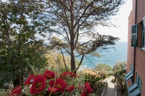 a view of the ocean from a building with red flowers at Bed & Breakfast Cas'Alda in Varazze