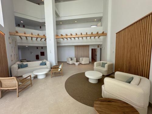 Una gran sala de estar con sofás y sillas. en Punta Candor Suites, en Rota