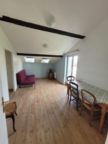 une pièce vide avec un canapé, une table et des chaises dans l'établissement Greta's Garret, à Boulay - Moselle