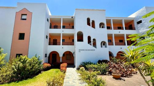 Playa del AguilaにあるGRAN CANARIA Casa Magboss IV i V by Jacek Budekの白い大きな建物の外観