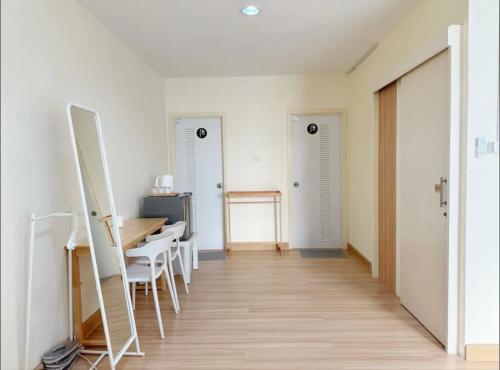 a room with a table and chairs and a desk at Jira Simply room Suvarnabhumi Airport 15 mins in Ban Khlong Prawet