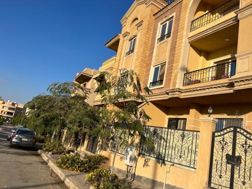 カイロにあるThe Royal Apartment at New Cairo الشقة الملكية بالقاهره الجديدةの通門のある黄色い建物