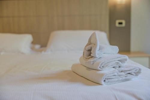 a pile of towels sitting on top of a bed at Residence San Michele in Costermano sul Garda