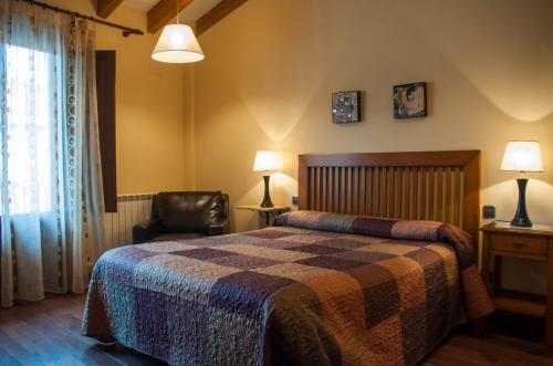 מיטה או מיטות בחדר ב-Casa Rural Acebal