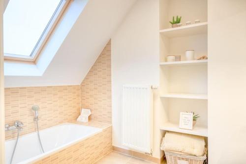 Ένα μπάνιο στο Lively Coastal Haven 3BD Retreat