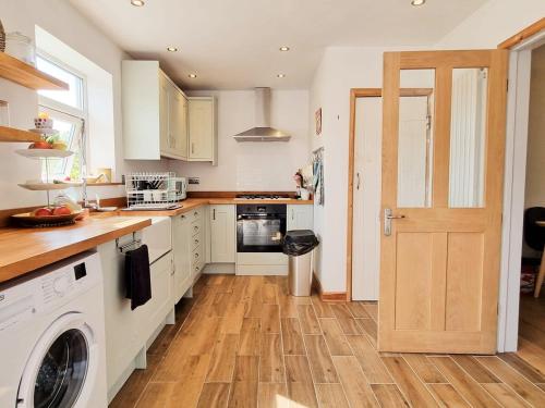 Luckwell Cottage two bedroom photo 5