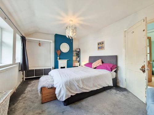 Ένα ή περισσότερα κρεβάτια σε δωμάτιο στο Luckwell Cottage two bedroom