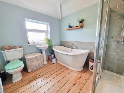 Ένα μπάνιο στο Luckwell Cottage two bedroom