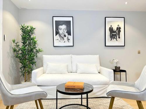 - un salon avec un canapé blanc et deux chaises dans l'établissement Deluxe apartment near the Tour Eiffel, à Paris