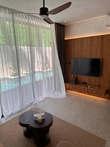 Μια τηλεόραση ή/και κέντρο ψυχαγωγίας στο Rahya Villas Complex