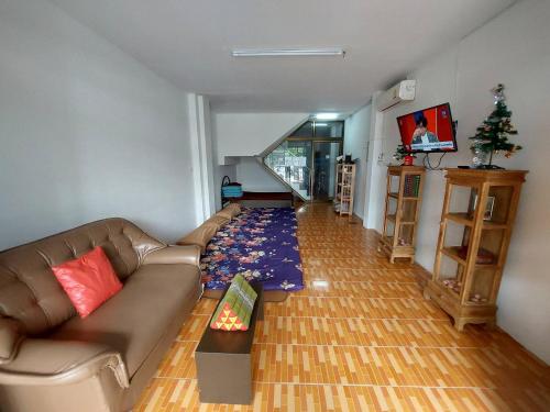 a living room with a couch and a rug at Classic 6 Home Stay Hatyai in Ban Tha Sae