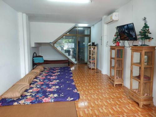 a living room with a large rug on the floor at Classic 6 Home Stay Hatyai in Ban Tha Sae
