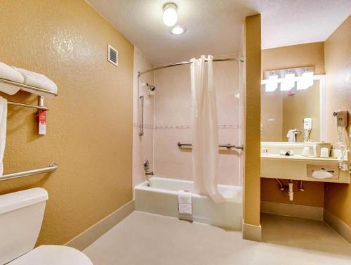 Ένα μπάνιο στο Econo Lodge