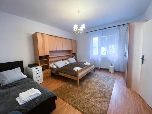 Postel nebo postele na pokoji v ubytování Cozy and Modern 2-bedroom Apartment