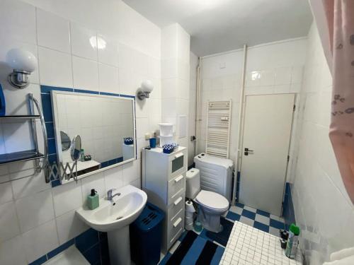 Koupelna v ubytování Cozy and Modern 2-bedroom Apartment