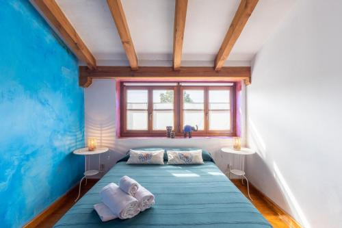 ein Schlafzimmer mit einem Bett mit Handtüchern darauf in der Unterkunft Dalt La Figuera in La Higuera