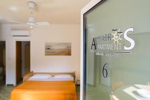 Ένα ή περισσότερα κρεβάτια σε δωμάτιο στο Albatros Apartments
