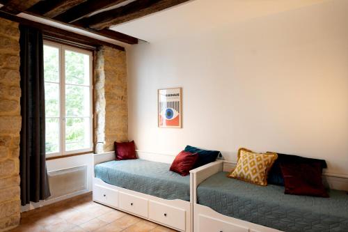 une chambre avec deux lits et une fenêtre dans l'établissement Atelier des Shadoks, à Paris