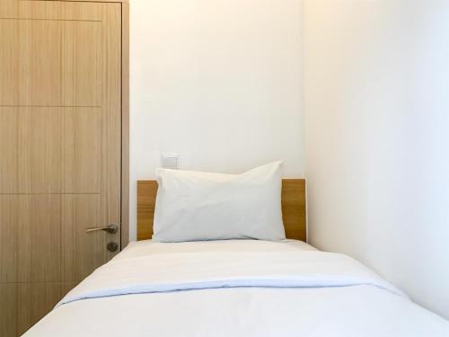 Postel nebo postele na pokoji v ubytování Strategic and Comfortable 2BR Apartment at Tokyo Riverside PIK 2 By Travelio