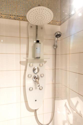 une salle de bain avec toilettes et douche dans l'établissement Atelier des Shadoks, à Paris