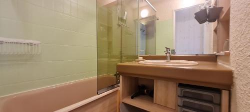 une salle de bain avec un lavabo et une douche en verre dans l'établissement MONTANA 1 - G4 - Studio 4 pers, à Les Deux Alpes