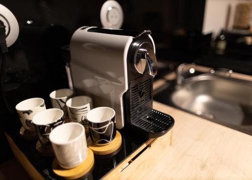 - un comptoir de cuisine avec des tasses à café et un grille-pain dans l'établissement Atelier des Shadoks, à Paris