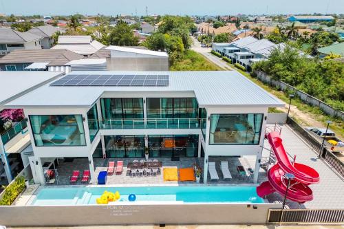 ホアヒンにあるFor U Poolvilla Huahin วิลล่าหลังใหญ่ใกล้เมืองใกล้ทะเลのプール付きの家の航空写真