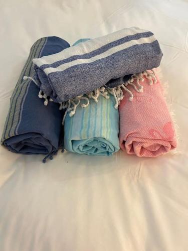 3 serviettes empilées les unes sur les autres sur un lit dans l'établissement Rossetti Rosa Vieux Nice 2 bed, à Nice