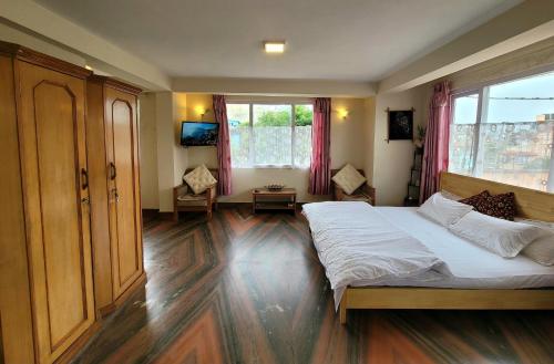 Un dormitorio con una cama grande y una ventana grande. en Lazimpat BnB, en Thapathali