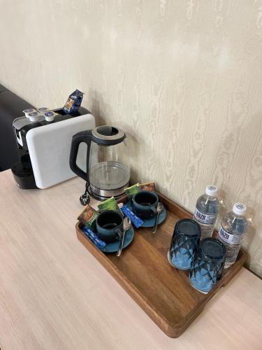 Příslušenství pro přípravu čaje a kávy v ubytování Apart Hotel 5