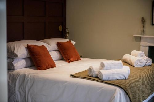 Кровать или кровати в номере The Heathcock Boutique Hotel - Room 2